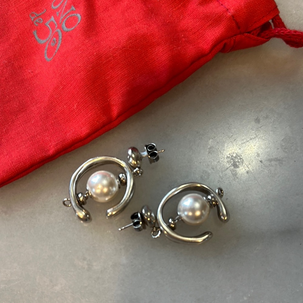 UnoDe50 Elegant Silver and Pearl Earrings